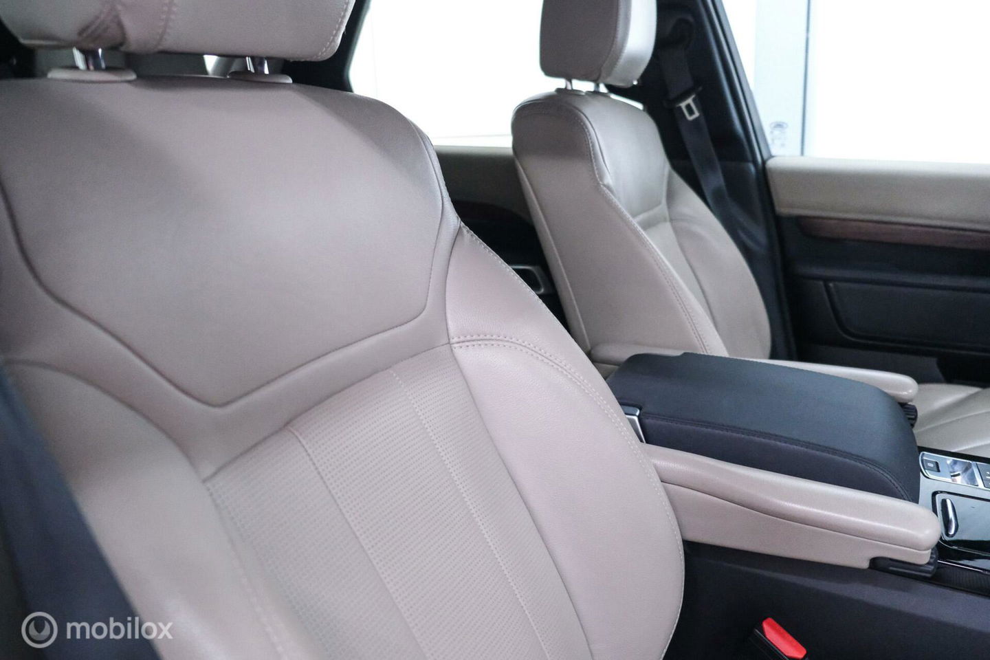 Land Rover Discovery 5 2.0 Td4 HSE Luxury 7p. | Dealer OH | Meridian | Trekhaak | DAB | Cold Climate pack | Nieuwe motor |