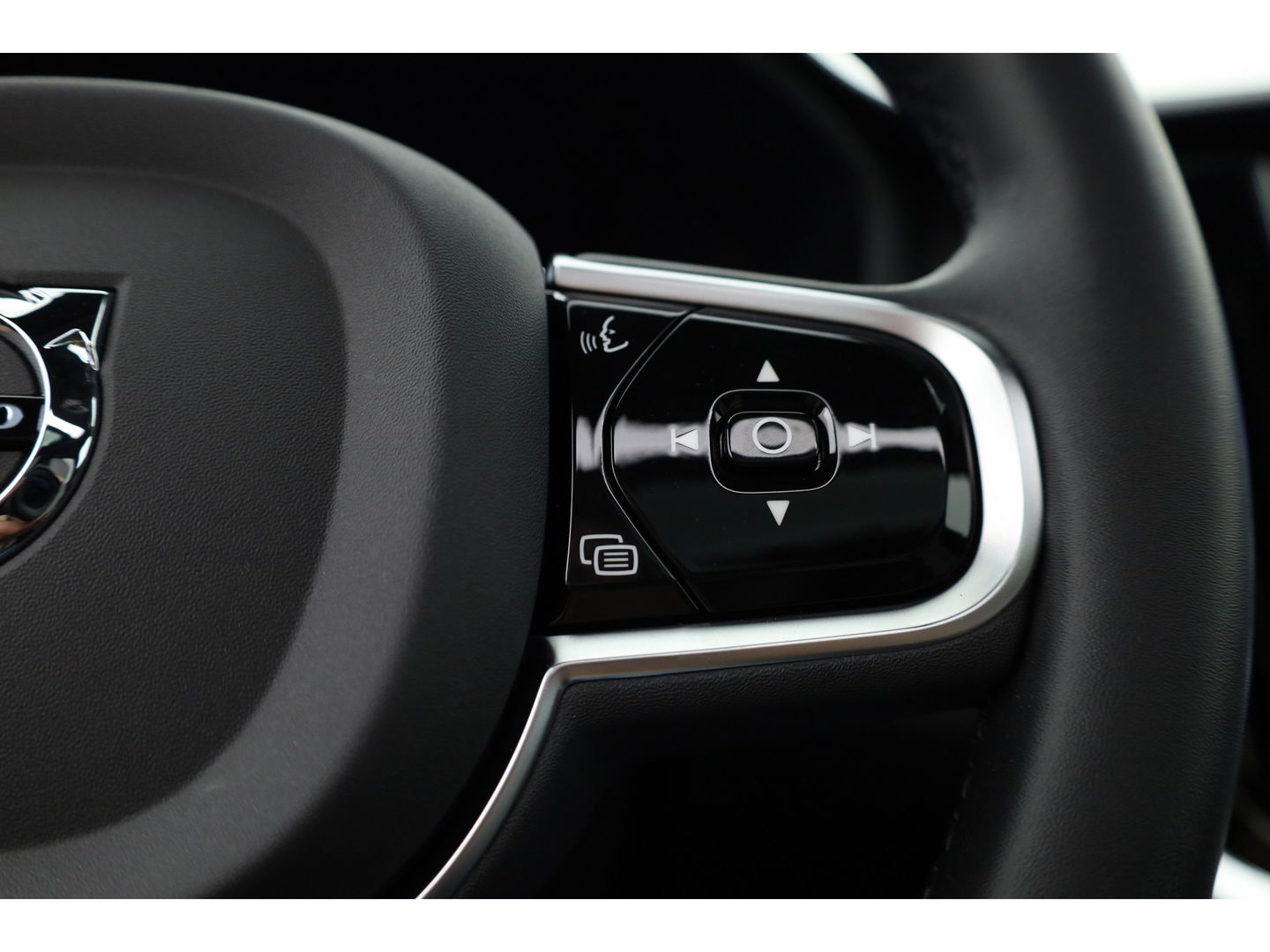 Volvo V60 2.0 T8 Plug-in hybrid AWD Ultimate Dark |Bowers & Wilkins | 360 camera | Head-up | Stoel + stuurver. | Gelaagd Glas |