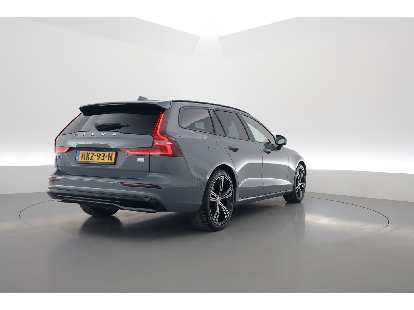Volvo V60 2.0 T8 Plug-in hybrid AWD Ultimate Dark |Bowers & Wilkins | 360 camera | Head-up | Stoel + stuurver. | Gelaagd Glas |