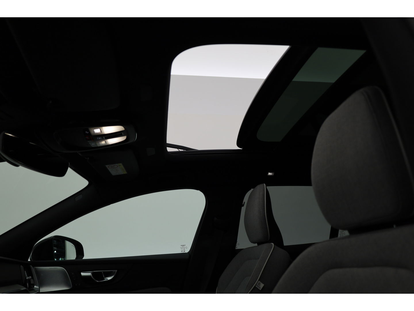 Volvo V60 2.0 T8 Plug-in hybrid AWD Ultimate Dark |Bowers & Wilkins | 360 camera | Head-up | Stoel + stuurver. | Gelaagd Glas |