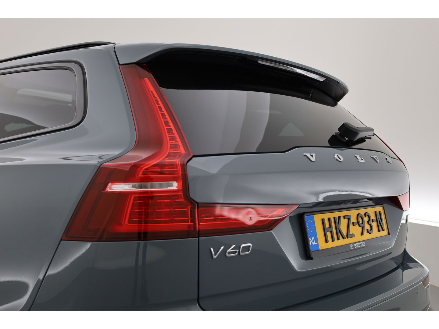 Volvo V60 2.0 T8 Plug-in hybrid AWD Ultimate Dark |Bowers & Wilkins | 360 camera | Head-up | Stoel + stuurver. | Gelaagd Glas |