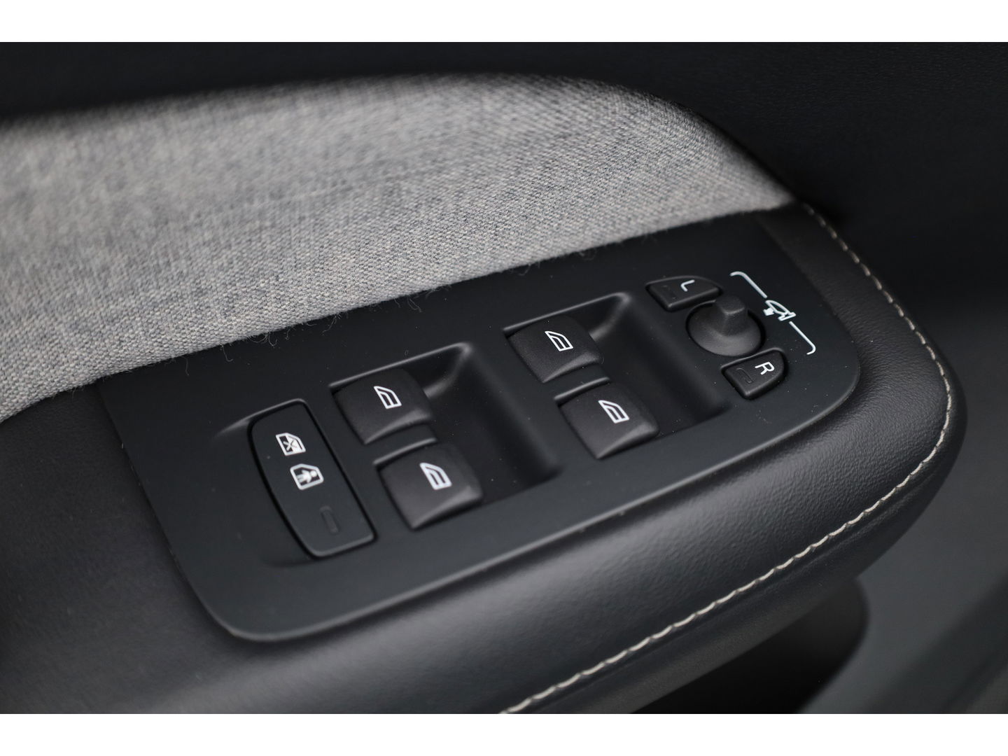 Volvo V60 2.0 T8 Plug-in hybrid AWD Ultimate Dark |Bowers & Wilkins | 360 camera | Head-up | Stoel + stuurver. | Gelaagd Glas |