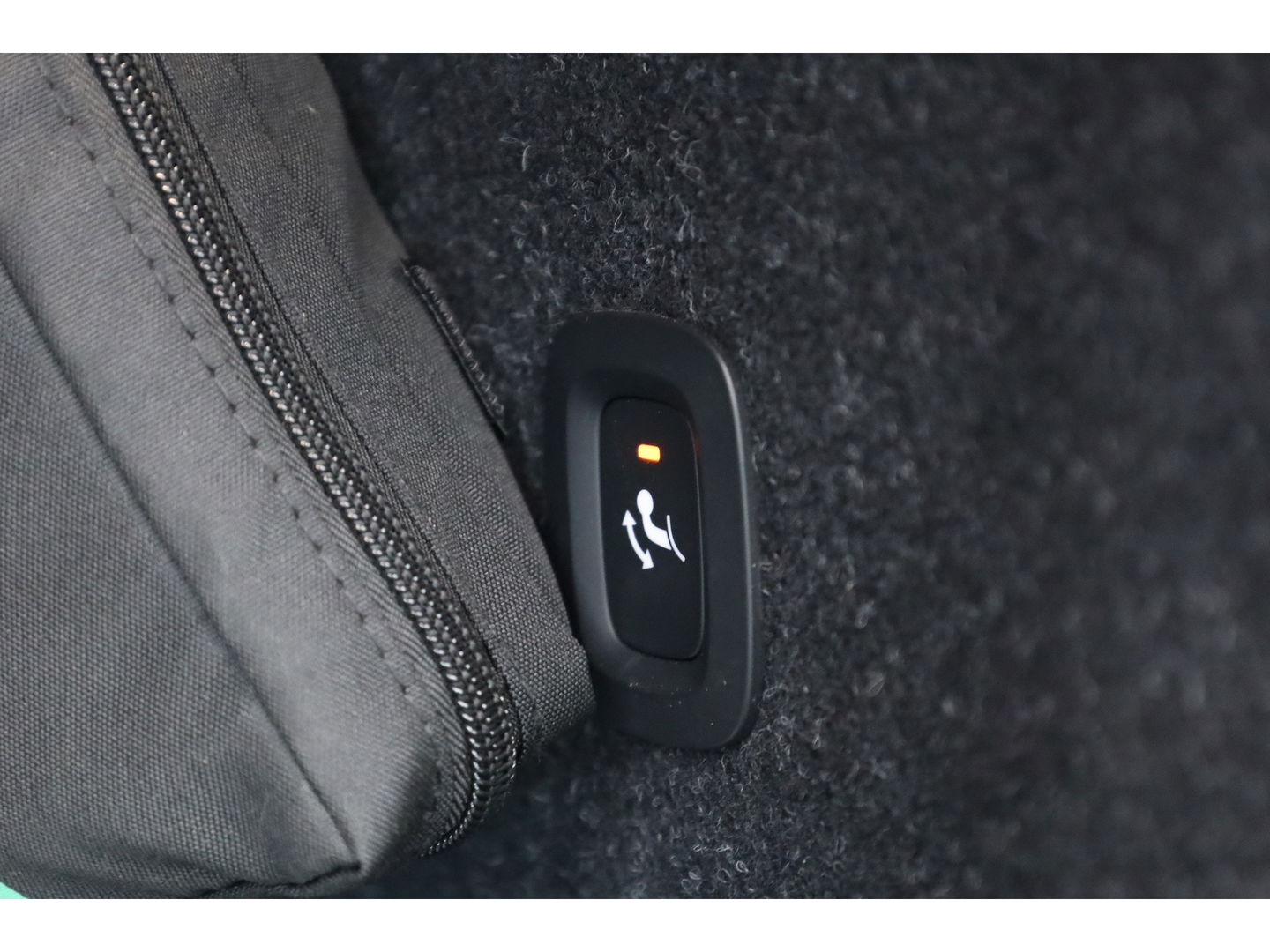 Volvo XC40 1.5 T5 Recharge R-Design | Elek. Trekhaak | Camera | Stoel + stuurvew. |