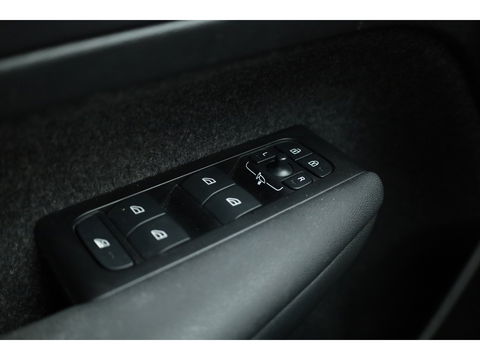 Volvo XC40 1.5 T5 Recharge R-Design | Elek. Trekhaak | Camera | Stoel + stuurvew. |