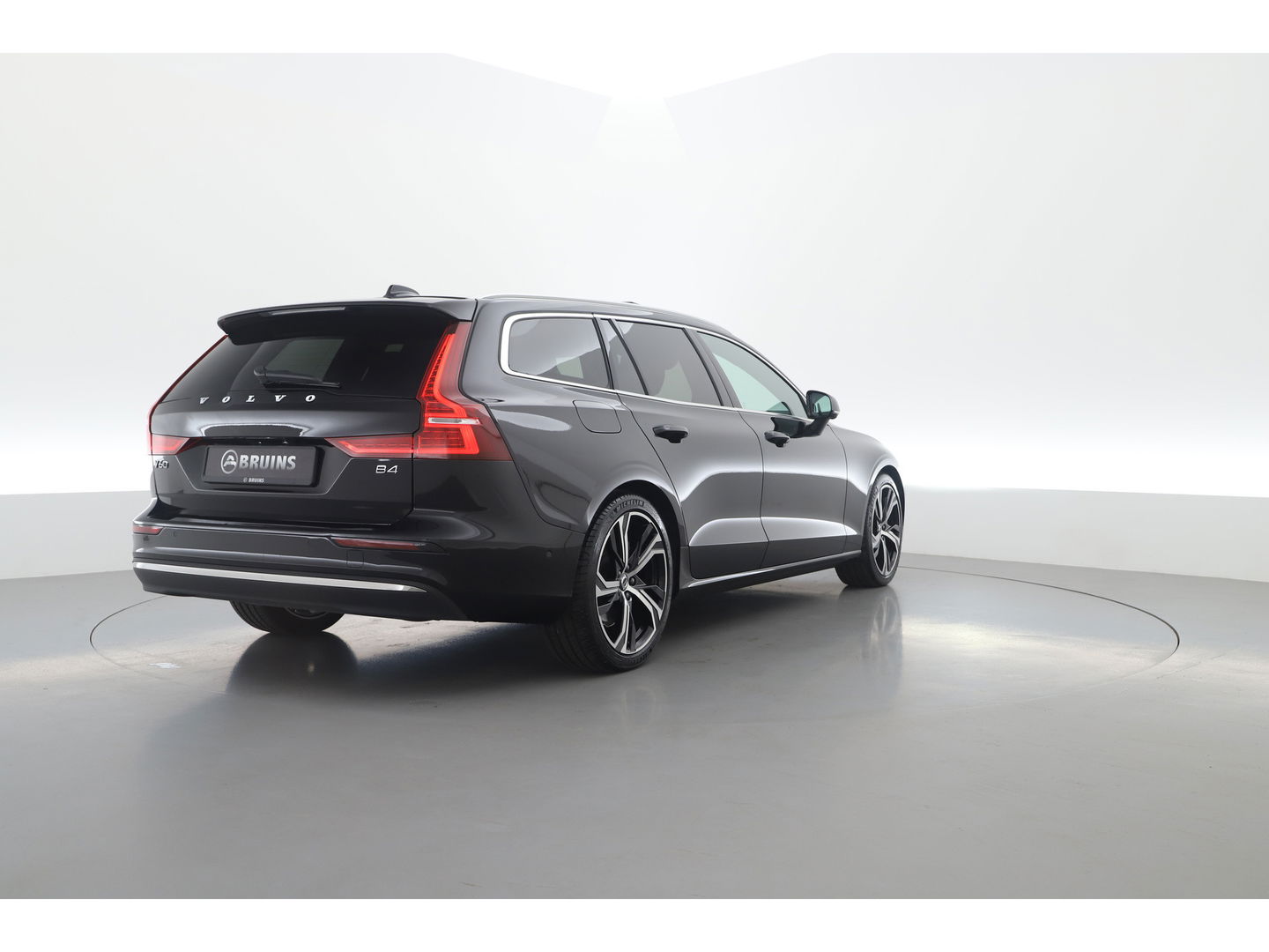 Volvo V60 2.0 B4 Plus Bright | Pano-dak | H&K audio | Trekhaak | Pilot Assist |
