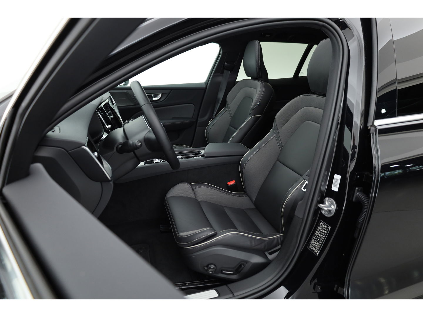 Volvo V60 2.0 B4 Plus Bright | Pano-dak | H&K audio | Trekhaak | Pilot Assist |