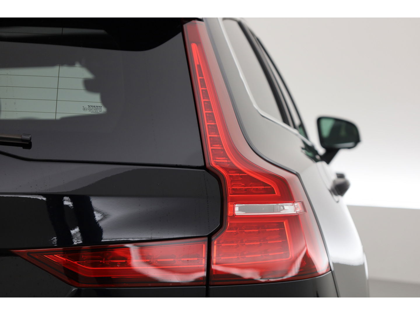 Volvo V60 2.0 B4 Plus Bright | Pano-dak | H&K audio | Trekhaak | Pilot Assist |