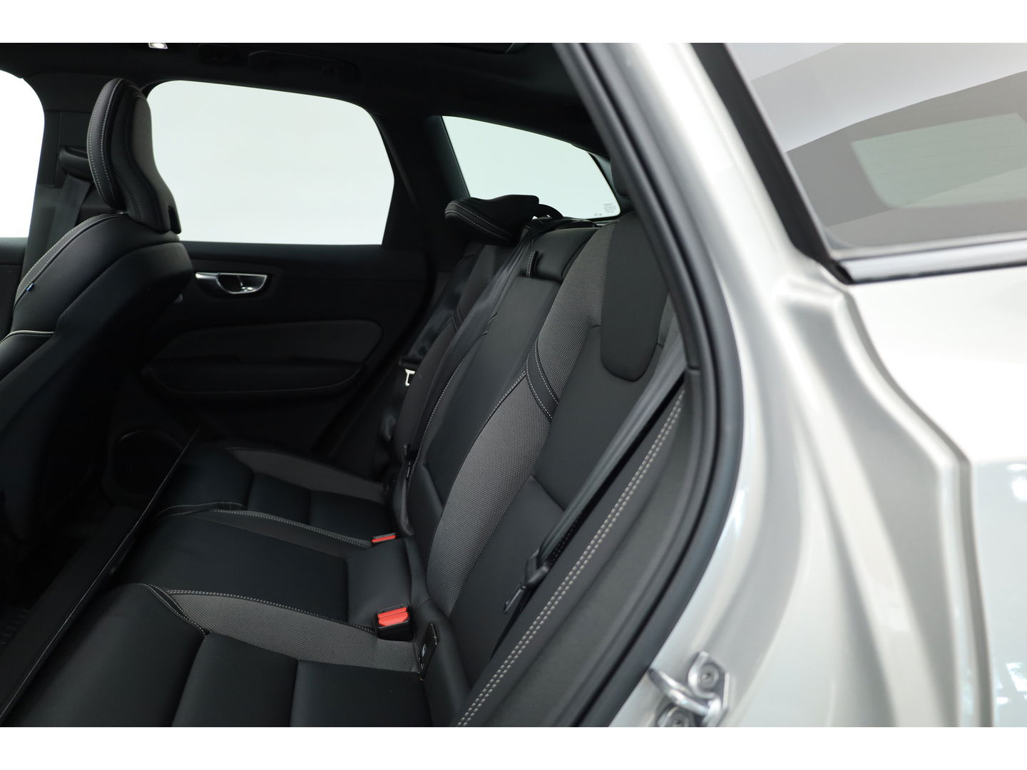 Volvo XC60 2.0 T6 Plug-in hybrid AWD R-Design | Long Range | Bowers & Wilkins | Trekhaak | 360 camera | Head-up |