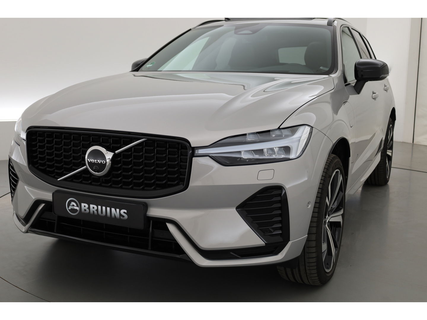 Volvo XC60 2.0 T6 Plug-in hybrid AWD R-Design | Long Range | Bowers & Wilkins | Trekhaak | 360 camera | Head-up |