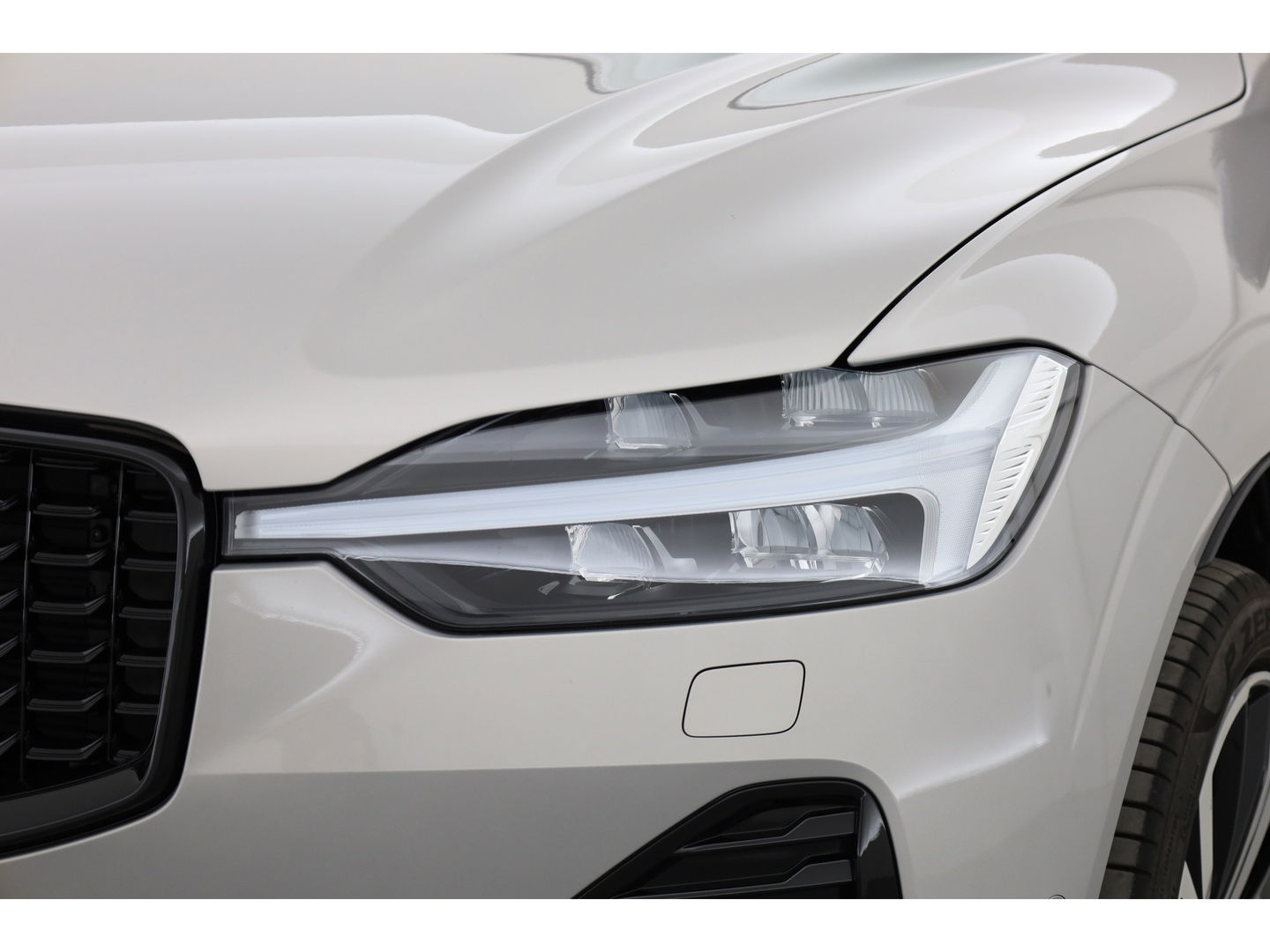 Volvo XC60 2.0 T6 Plug-in hybrid AWD R-Design | Long Range | Bowers & Wilkins | Trekhaak | 360 camera | Head-up |