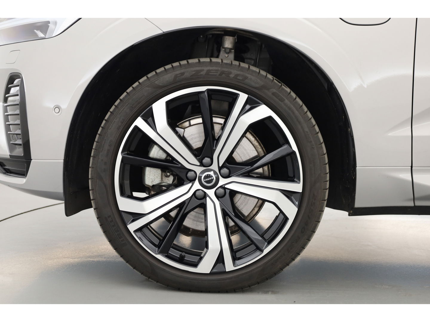Volvo XC60 2.0 T6 Plug-in hybrid AWD R-Design | Long Range | Bowers & Wilkins | Trekhaak | 360 camera | Head-up |