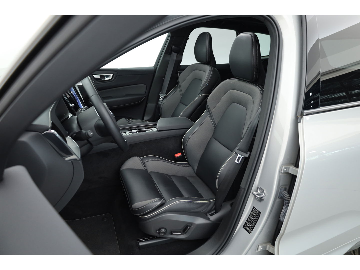 Volvo XC60 2.0 T6 Plug-in hybrid AWD R-Design | Long Range | Bowers & Wilkins | Trekhaak | 360 camera | Head-up |