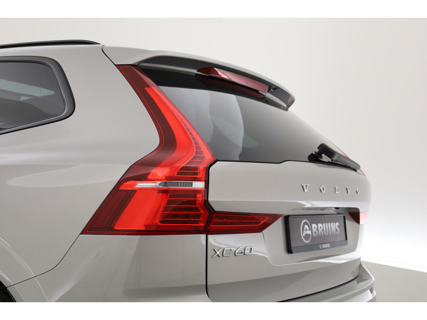 Volvo XC60 2.0 T6 Plug-in hybrid AWD R-Design | Long Range | Bowers & Wilkins | Trekhaak | 360 camera | Head-up |