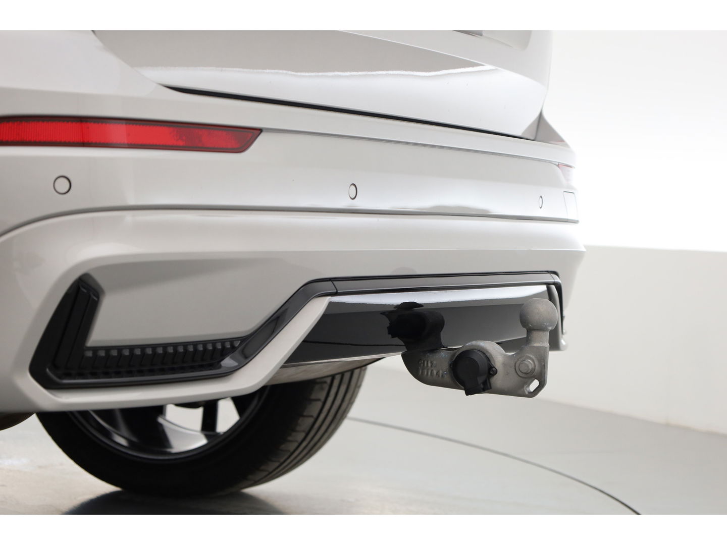 Volvo XC60 2.0 T6 Plug-in hybrid AWD R-Design | Long Range | Bowers & Wilkins | Trekhaak | 360 camera | Head-up |