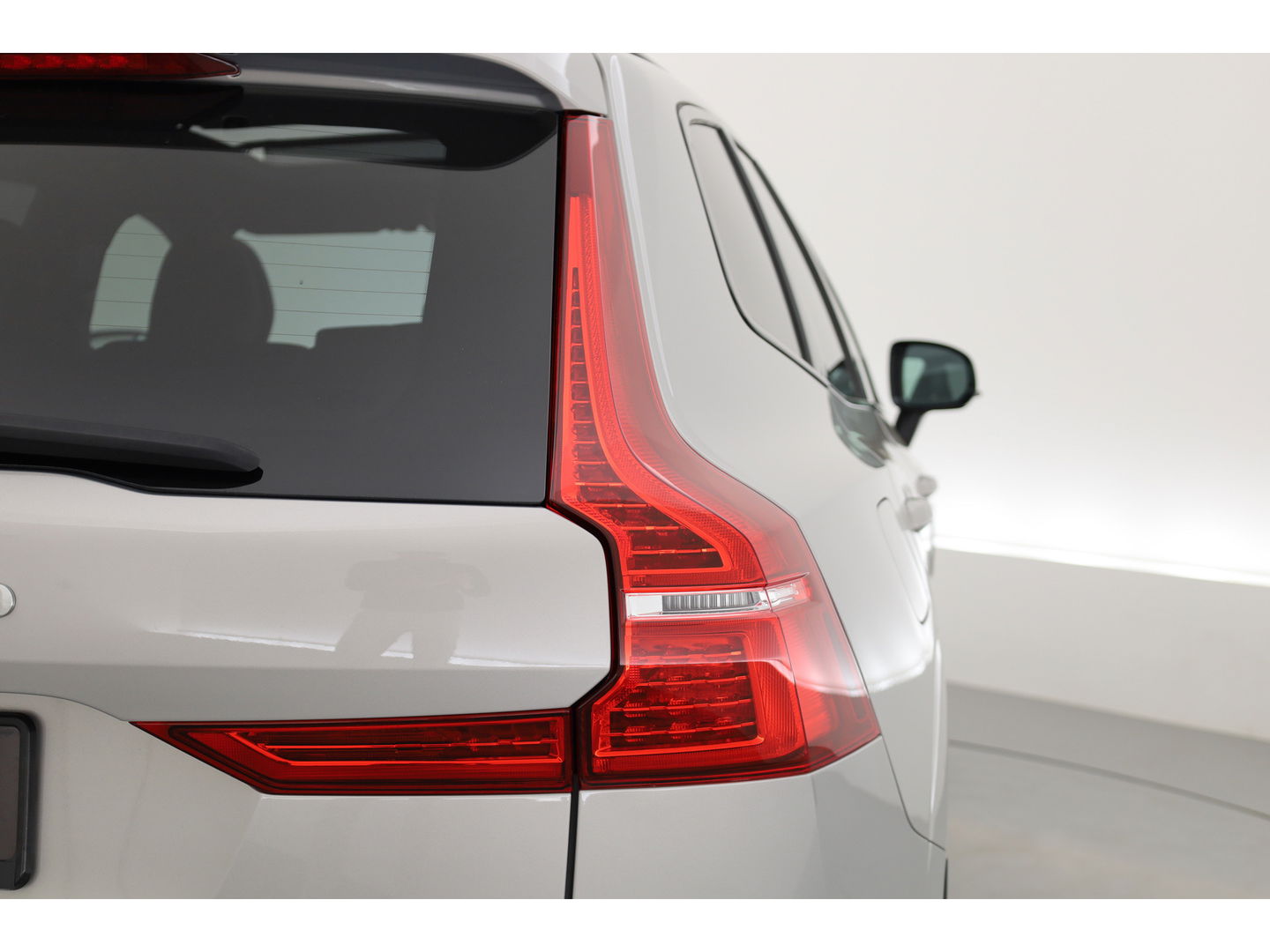 Volvo XC60 2.0 T6 Plug-in hybrid AWD R-Design | Long Range | Bowers & Wilkins | Trekhaak | 360 camera | Head-up |
