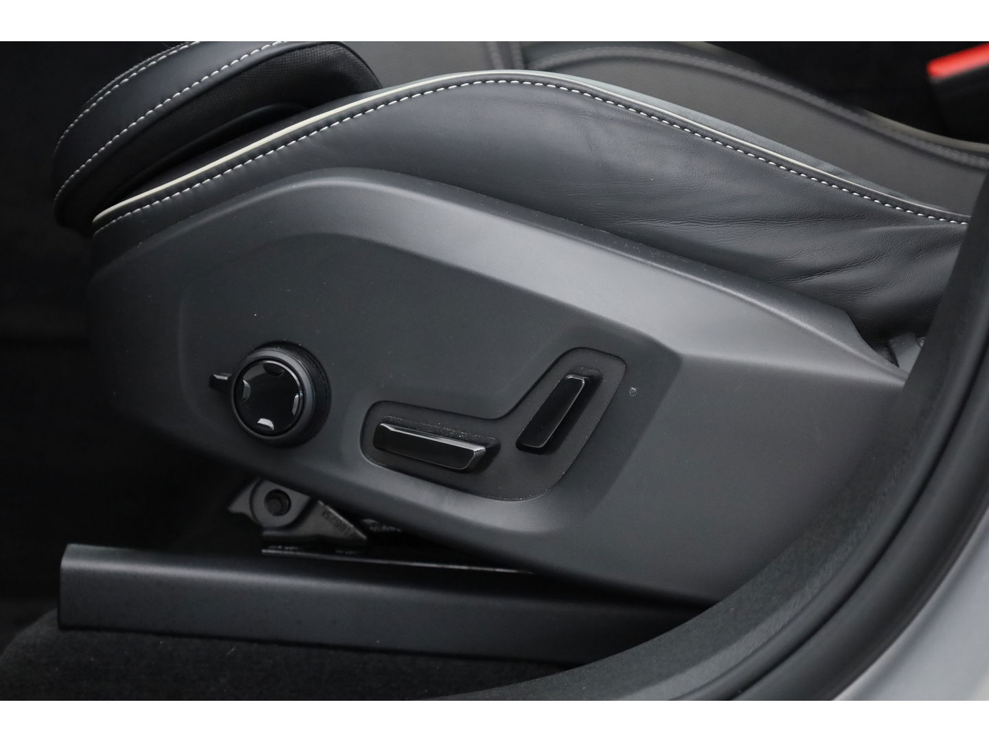 Volvo XC60 2.0 T6 Plug-in hybrid AWD R-Design | Long Range | Bowers & Wilkins | Trekhaak | 360 camera | Head-up |