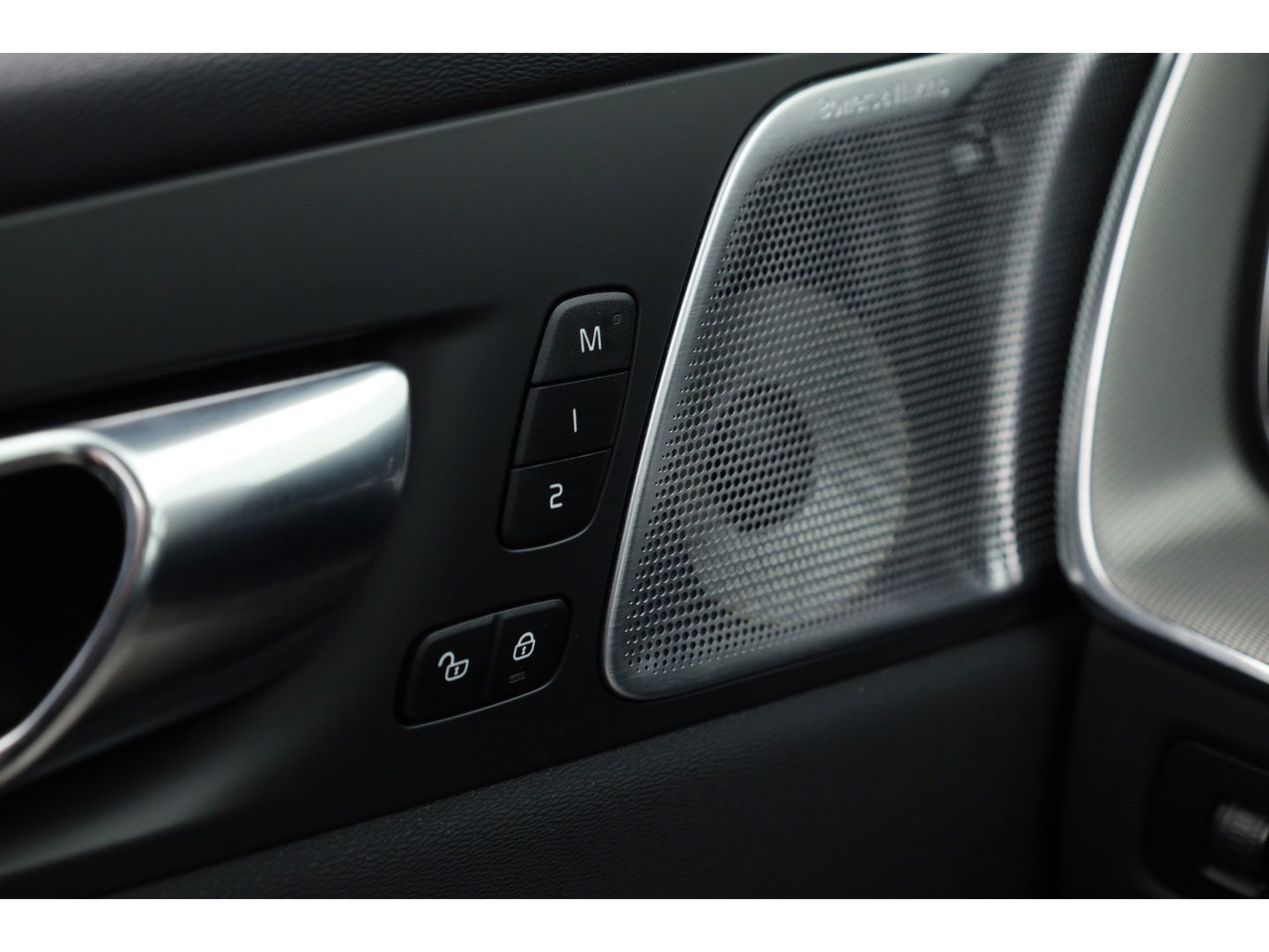 Volvo XC60 2.0 T6 Plug-in hybrid AWD R-Design | Long Range | Bowers & Wilkins | Trekhaak | 360 camera | Head-up |
