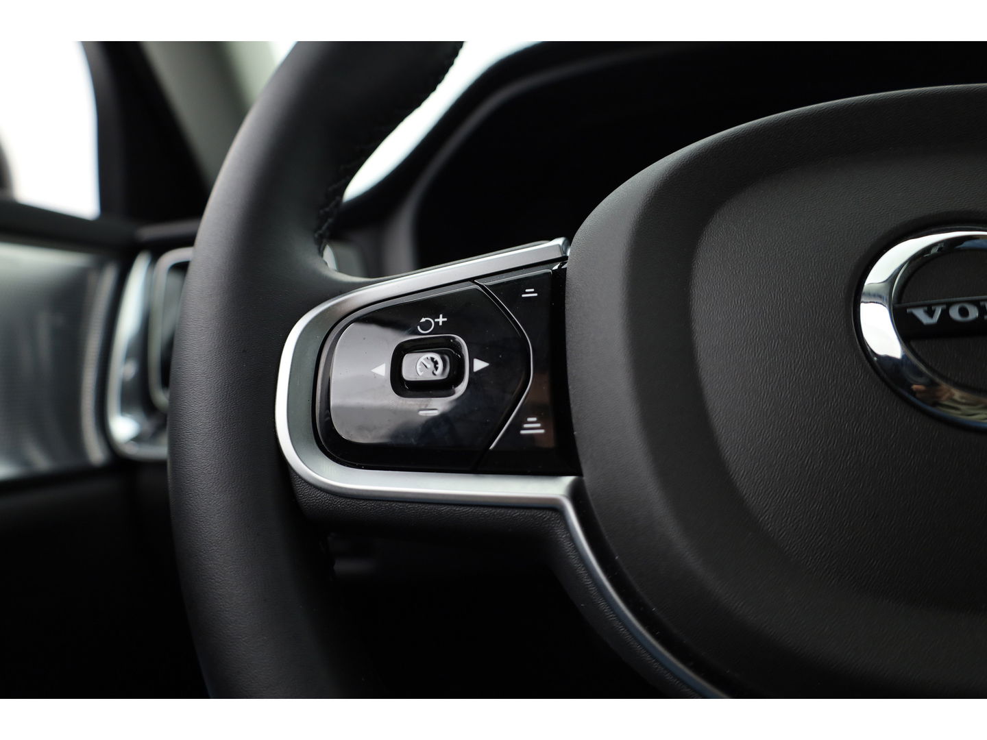 Volvo V60 2.0 T6 Plug-in hybrid AWD Ultra Dark |Pano-dak | Bowers & Wilkins | Massage | 360 camera | Head-up |