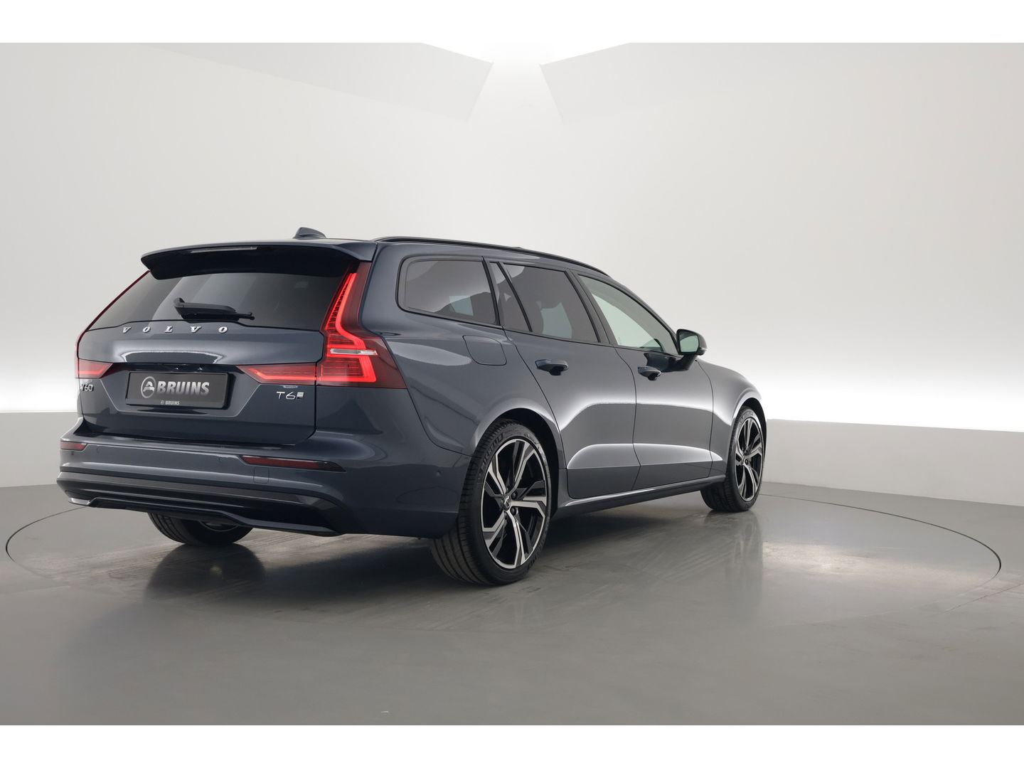 Volvo V60 2.0 T6 Plug-in hybrid AWD Ultra Dark |Pano-dak | Bowers & Wilkins | Massage | 360 camera | Head-up |