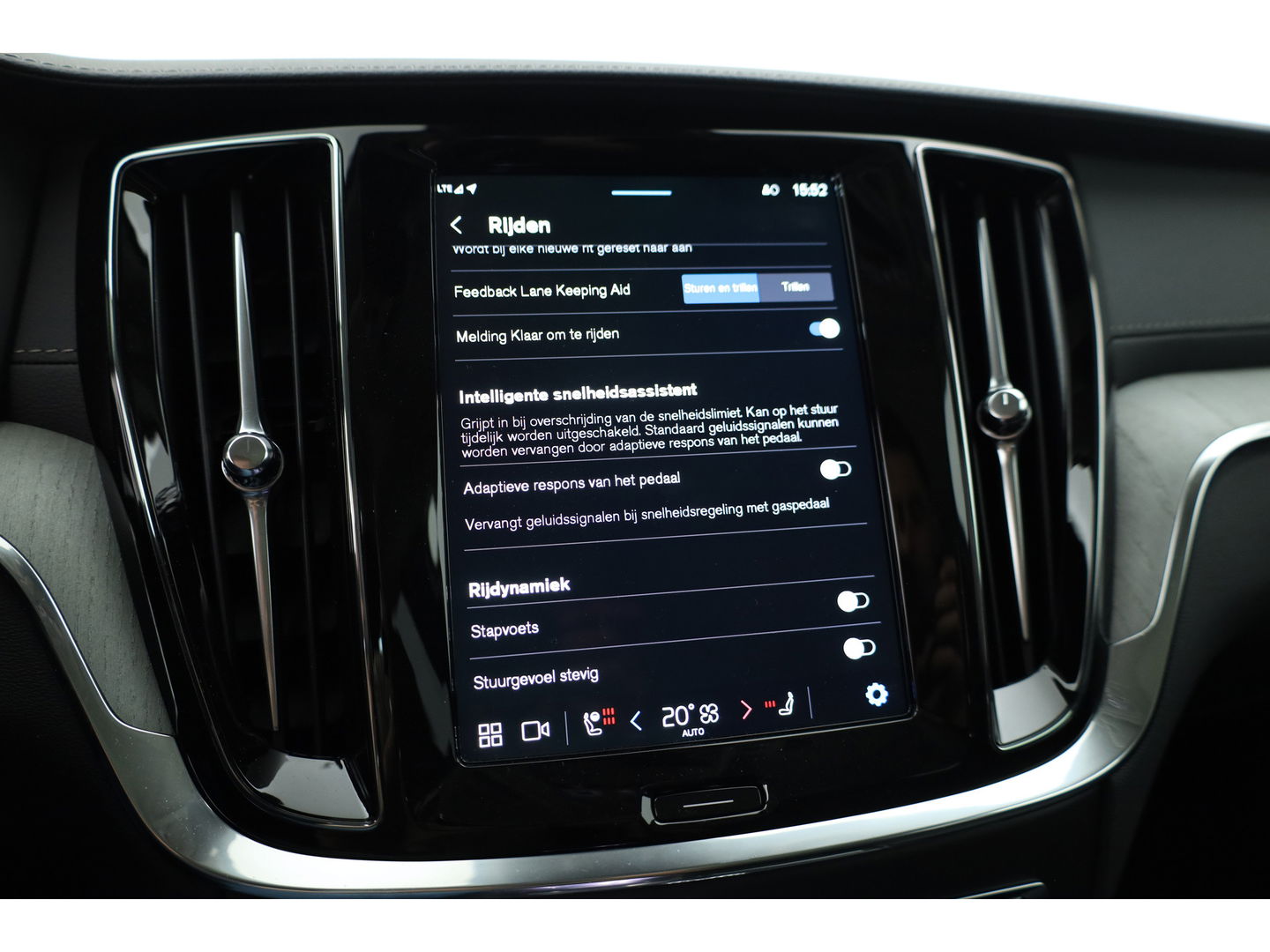 Volvo V60 2.0 T6 Plug-in hybrid AWD Ultra Dark |Pano-dak | Bowers & Wilkins | Massage | 360 camera | Head-up |