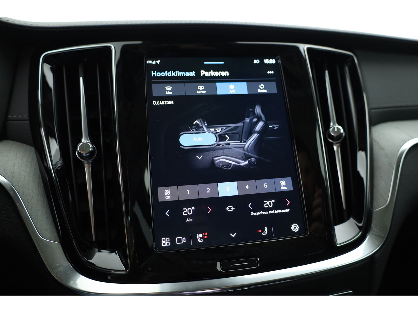 Volvo V60 2.0 T6 Plug-in hybrid AWD Ultra Dark |Pano-dak | Bowers & Wilkins | Massage | 360 camera | Head-up |
