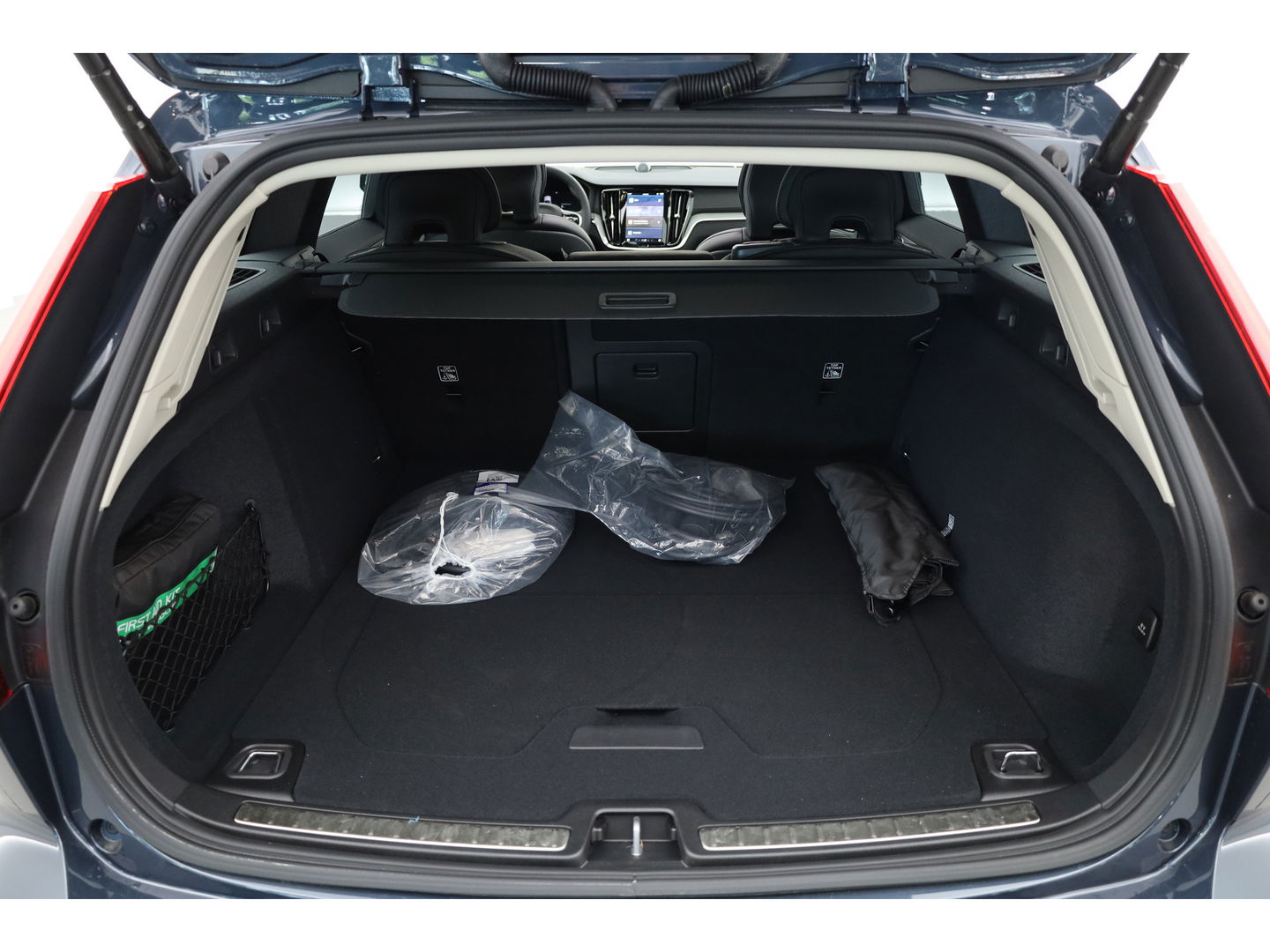 Volvo V60 2.0 T6 Plug-in hybrid AWD Ultra Dark |Pano-dak | Bowers & Wilkins | Massage | 360 camera | Head-up |