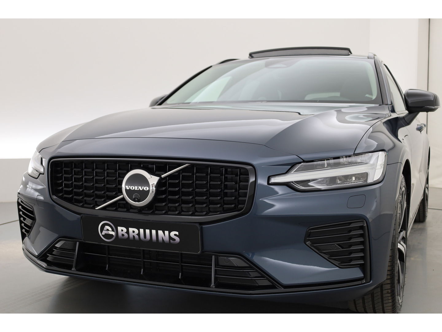 Volvo V60 2.0 T6 Plug-in hybrid AWD Ultra Dark |Pano-dak | Bowers & Wilkins | Massage | 360 camera | Head-up |