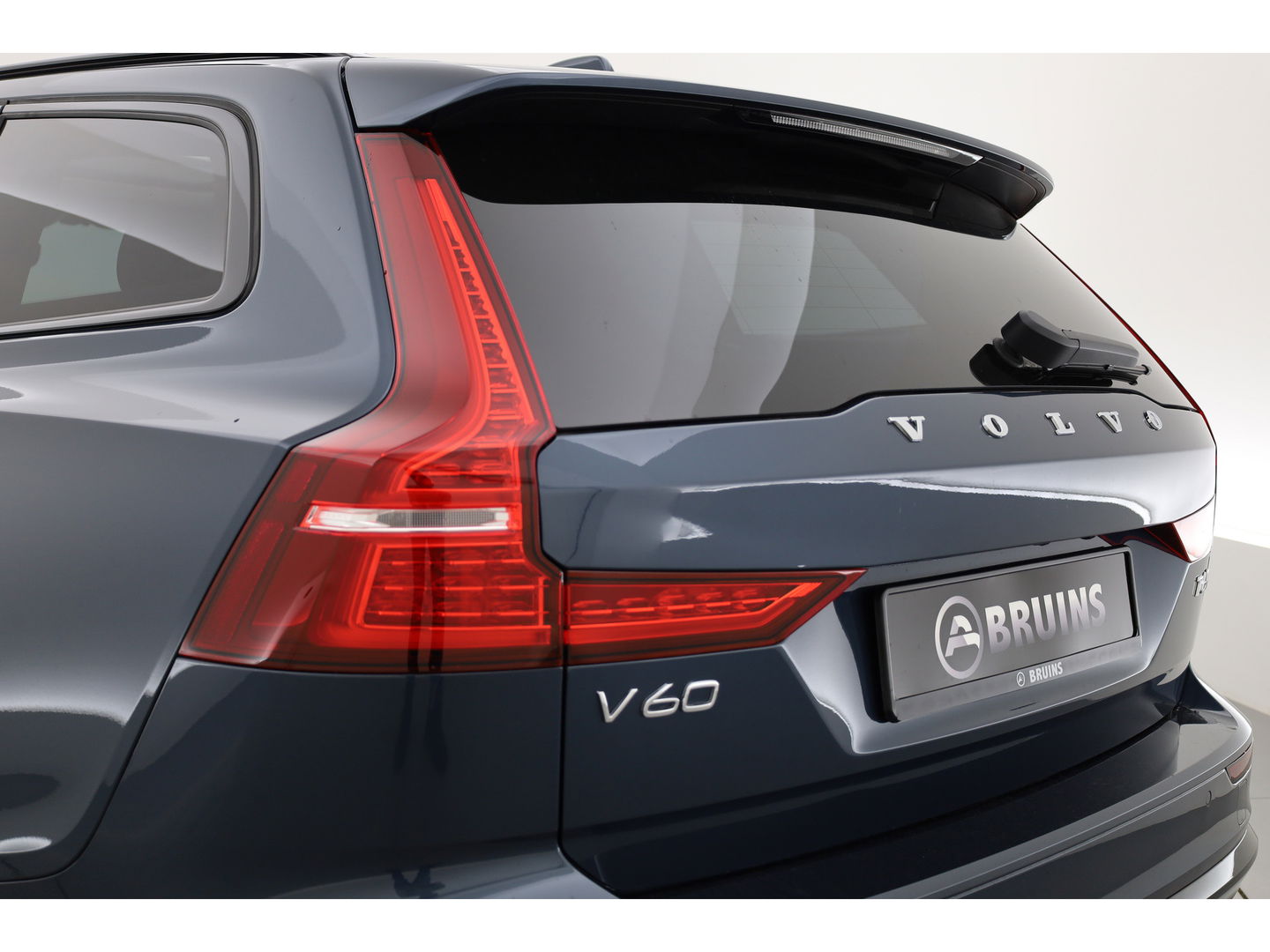 Volvo V60 2.0 T6 Plug-in hybrid AWD Ultra Dark |Pano-dak | Bowers & Wilkins | Massage | 360 camera | Head-up |