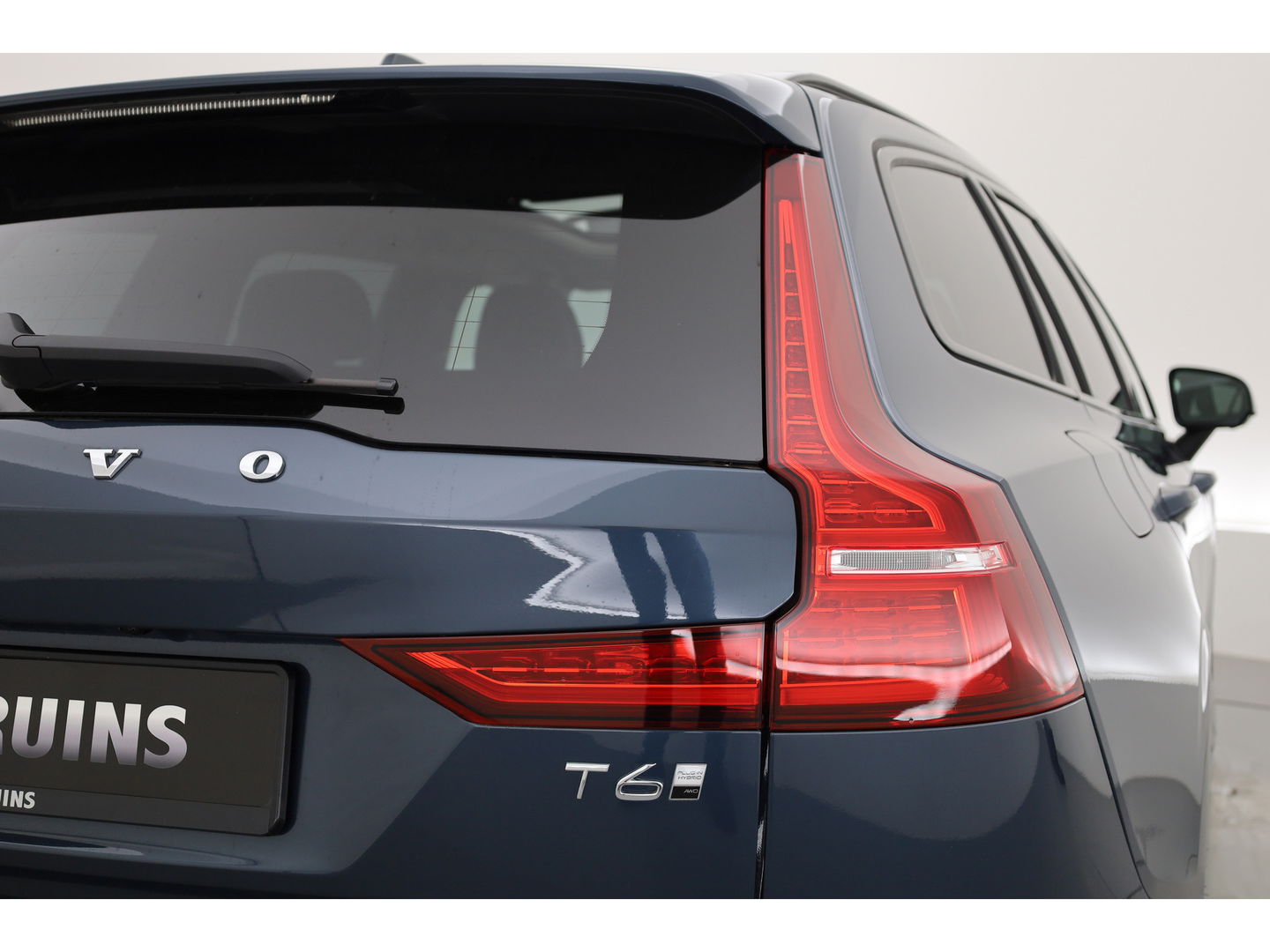 Volvo V60 2.0 T6 Plug-in hybrid AWD Ultra Dark |Pano-dak | Bowers & Wilkins | Massage | 360 camera | Head-up |