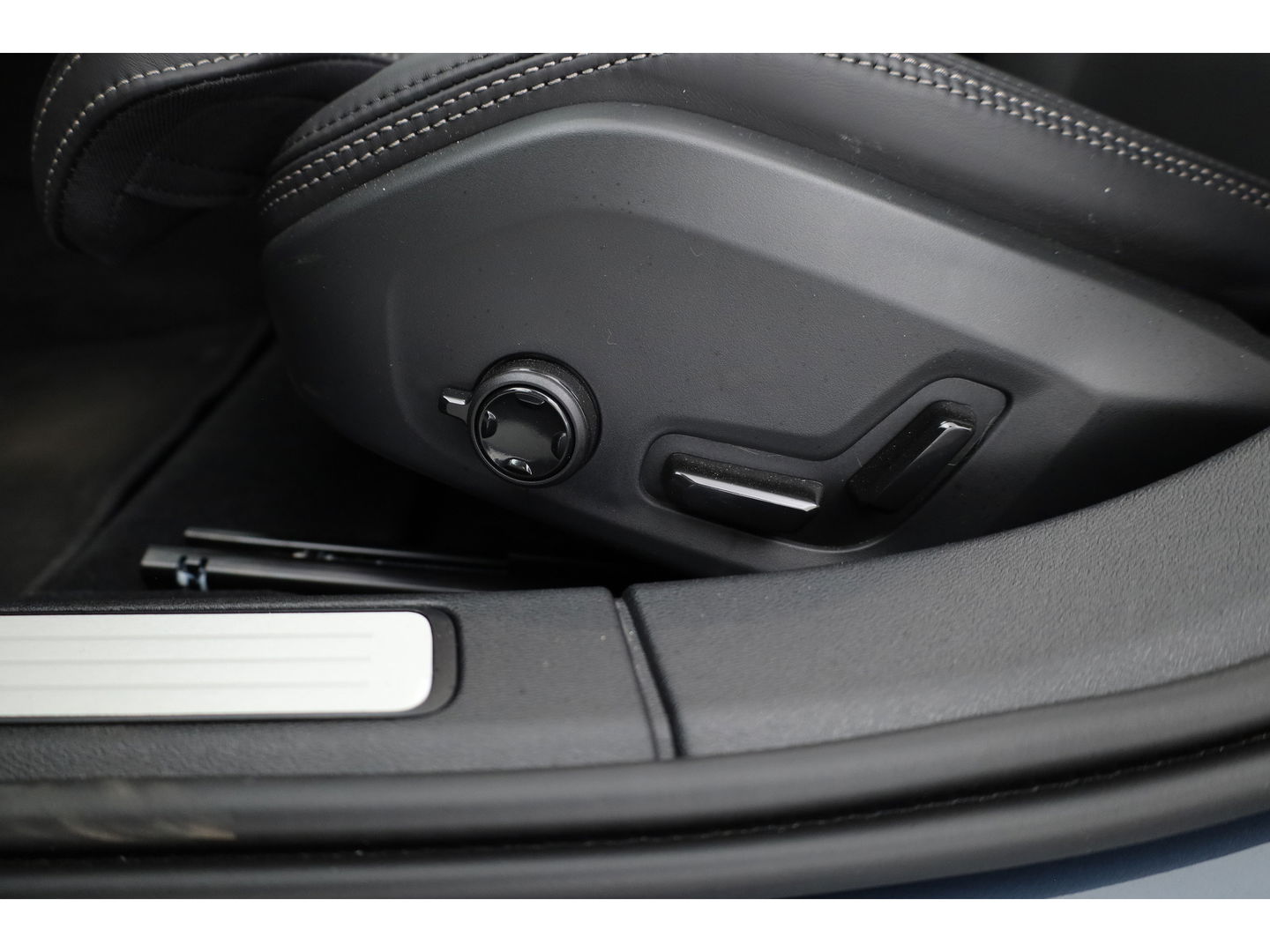 Volvo V60 2.0 T6 Plug-in hybrid AWD Ultra Dark |Pano-dak | Bowers & Wilkins | Massage | 360 camera | Head-up |
