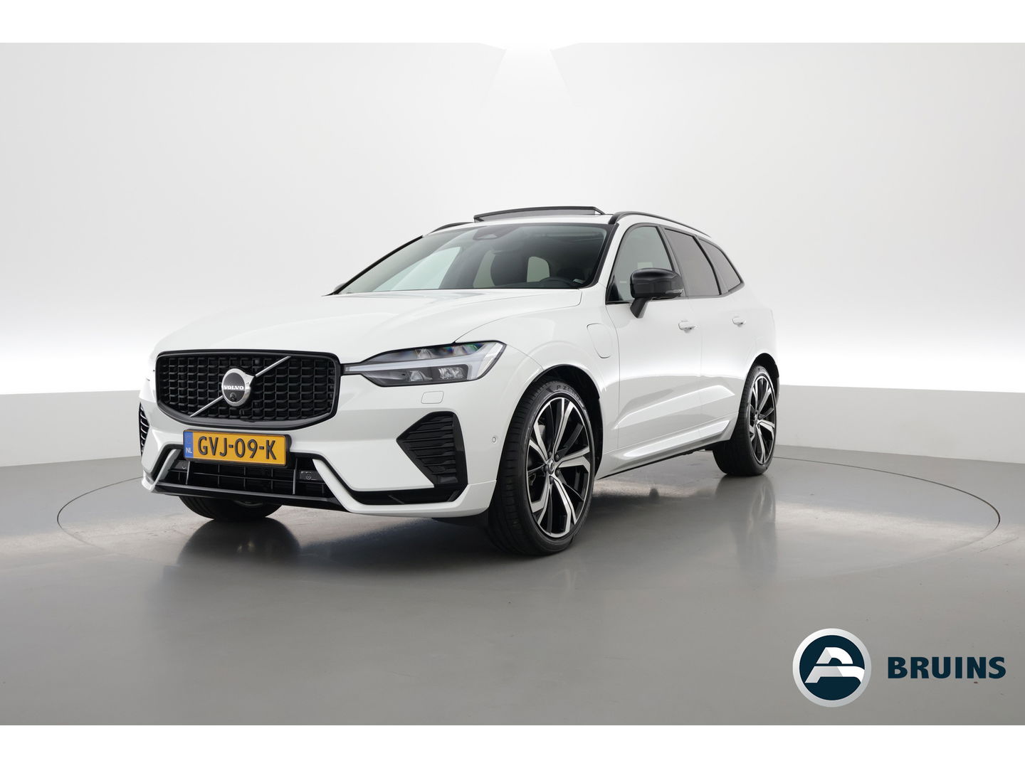 Volvo XC60 2.0 Recharge T6 AWD Plus Dark | Luchtvering | Pano | Trekhaak | 360cam | 21'' | Memory | H&K | Pilot Assist