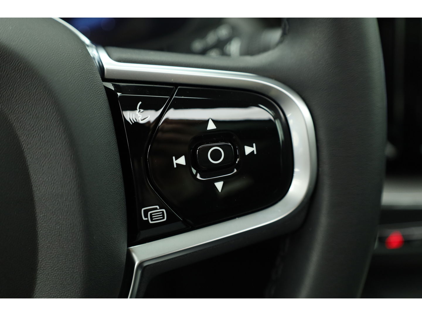 Volvo XC60 2.0 Recharge T6 AWD Plus Dark | Luchtvering | Pano | Trekhaak | 360cam | 21'' | Memory | H&K | Pilot Assist