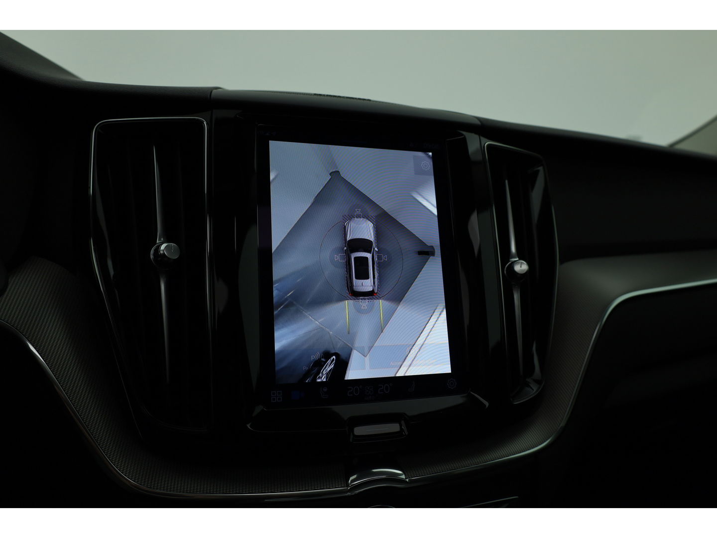 Volvo XC60 2.0 Recharge T6 AWD Plus Dark | Luchtvering | Pano | Trekhaak | 360cam | 21'' | Memory | H&K | Pilot Assist