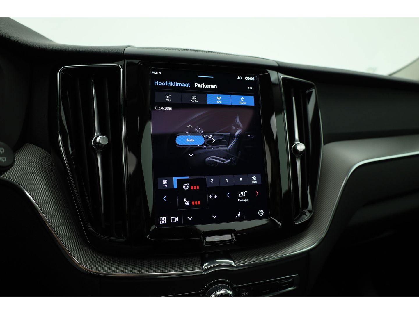 Volvo XC60 2.0 Recharge T6 AWD Plus Dark | Luchtvering | Pano | Trekhaak | 360cam | 21'' | Memory | H&K | Pilot Assist