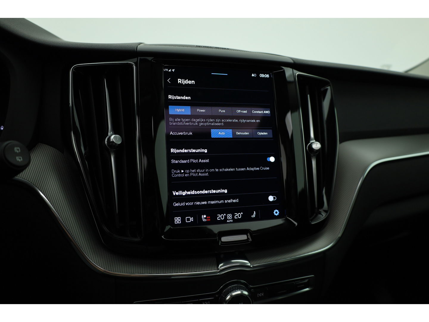 Volvo XC60 2.0 Recharge T6 AWD Plus Dark | Luchtvering | Pano | Trekhaak | 360cam | 21'' | Memory | H&K | Pilot Assist