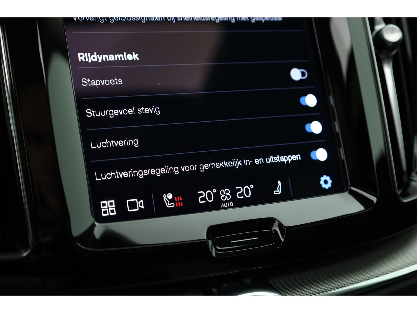 Volvo XC60 2.0 Recharge T6 AWD Plus Dark | Luchtvering | Pano | Trekhaak | 360cam | 21'' | Memory | H&K | Pilot Assist