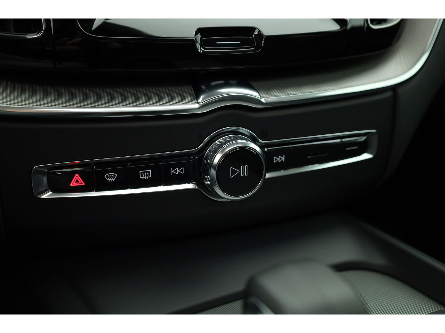 Volvo XC60 2.0 Recharge T6 AWD Plus Dark | Luchtvering | Pano | Trekhaak | 360cam | 21'' | Memory | H&K | Pilot Assist
