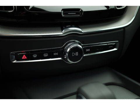 Volvo XC60 2.0 Recharge T6 AWD Plus Dark | Luchtvering | Pano | Trekhaak | 360cam | 21'' | Memory | H&K | Pilot Assist