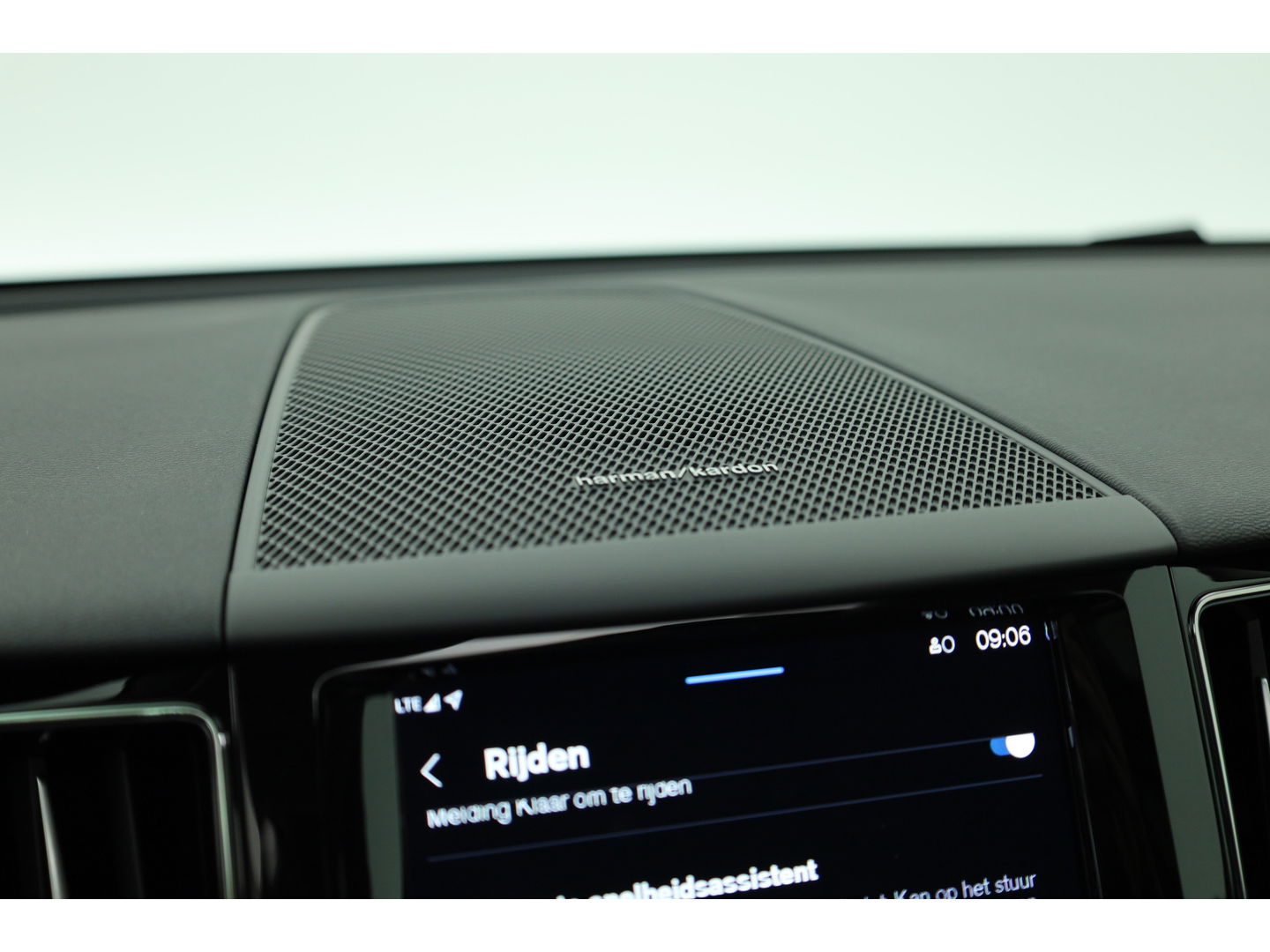 Volvo XC60 2.0 Recharge T6 AWD Plus Dark | Luchtvering | Pano | Trekhaak | 360cam | 21'' | Memory | H&K | Pilot Assist