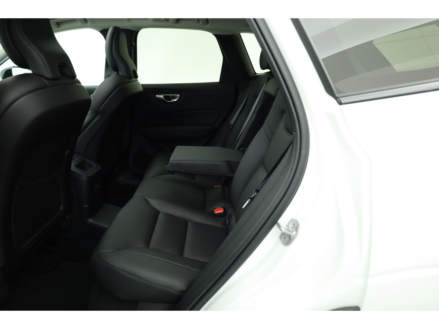 Volvo XC60 2.0 Recharge T6 AWD Plus Dark | Luchtvering | Pano | Trekhaak | 360cam | 21'' | Memory | H&K | Pilot Assist