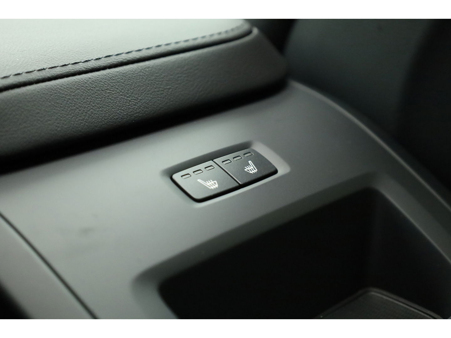 Volvo XC60 2.0 Recharge T6 AWD Plus Dark | Luchtvering | Pano | Trekhaak | 360cam | 21'' | Memory | H&K | Pilot Assist
