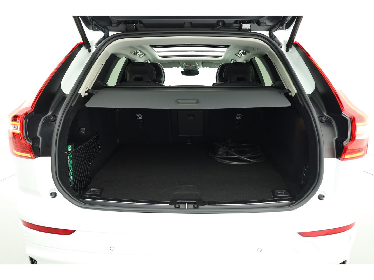 Volvo XC60 2.0 Recharge T6 AWD Plus Dark | Luchtvering | Pano | Trekhaak | 360cam | 21'' | Memory | H&K | Pilot Assist