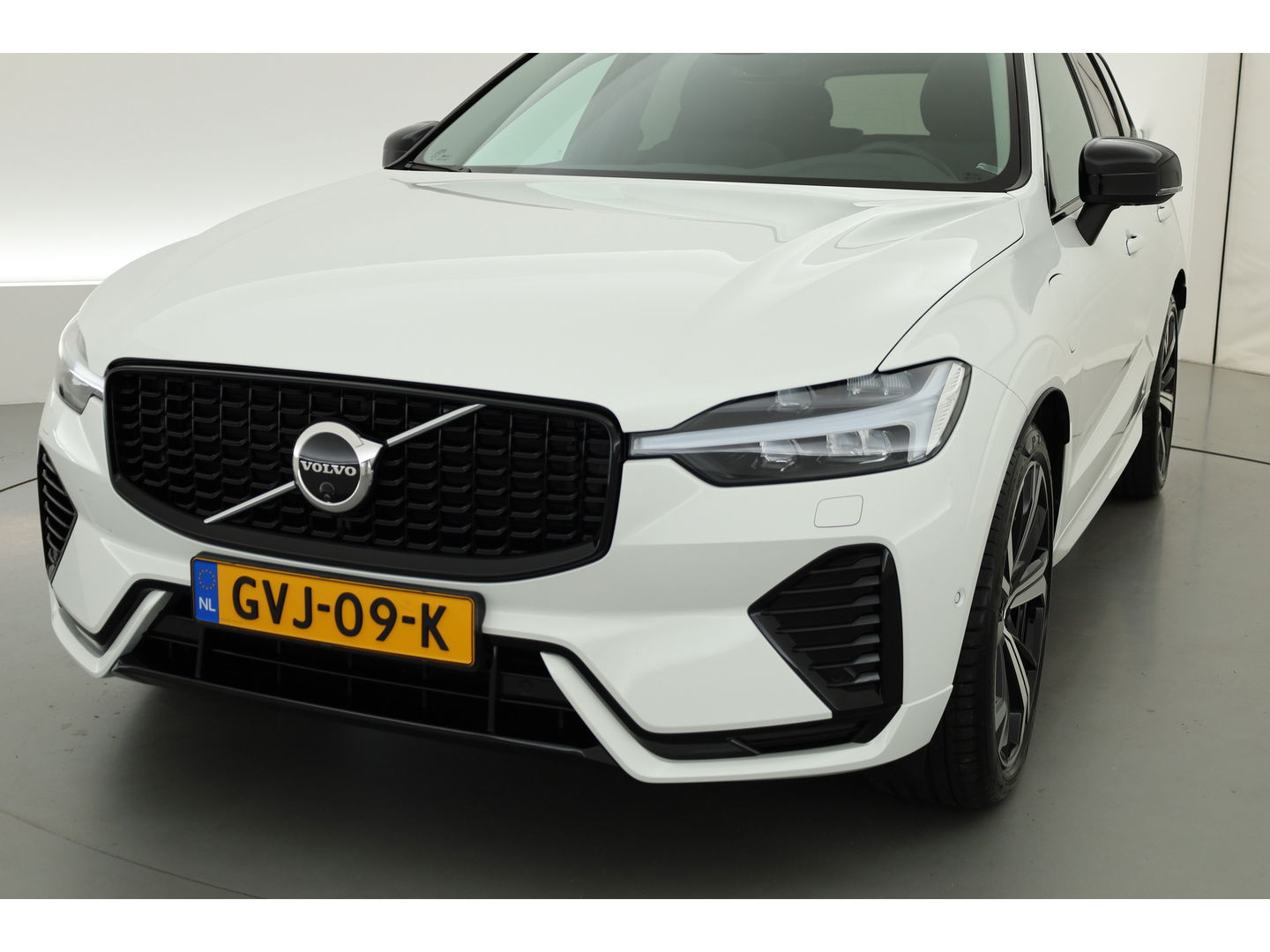Volvo XC60 2.0 Recharge T6 AWD Plus Dark | Luchtvering | Pano | Trekhaak | 360cam | 21'' | Memory | H&K | Pilot Assist