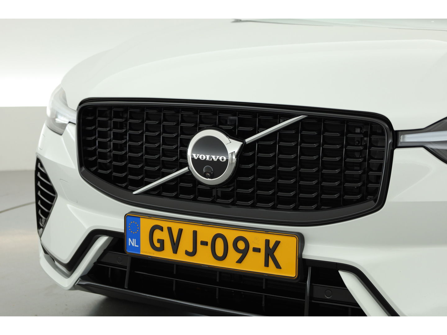 Volvo XC60 2.0 Recharge T6 AWD Plus Dark | Luchtvering | Pano | Trekhaak | 360cam | 21'' | Memory | H&K | Pilot Assist