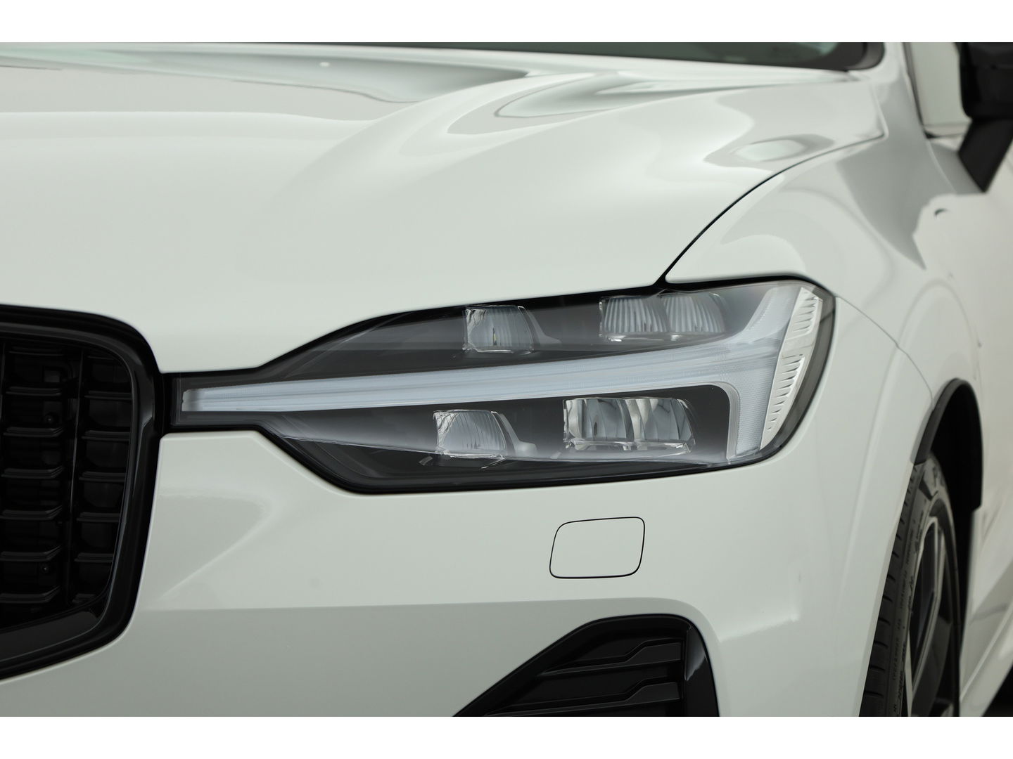 Volvo XC60 2.0 Recharge T6 AWD Plus Dark | Luchtvering | Pano | Trekhaak | 360cam | 21'' | Memory | H&K | Pilot Assist