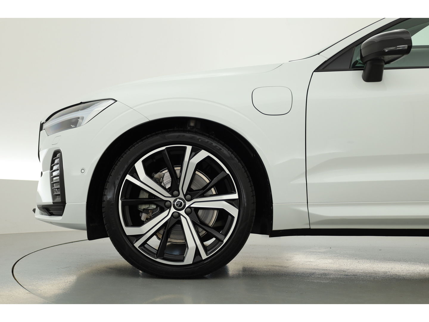 Volvo XC60 2.0 Recharge T6 AWD Plus Dark | Luchtvering | Pano | Trekhaak | 360cam | 21'' | Memory | H&K | Pilot Assist