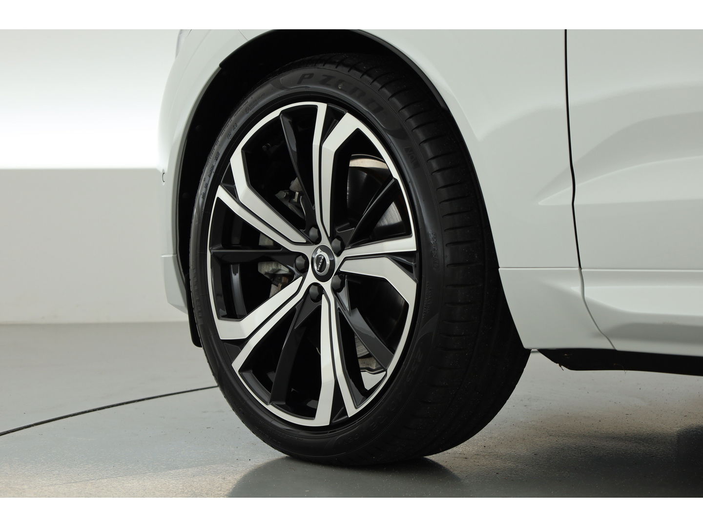 Volvo XC60 2.0 Recharge T6 AWD Plus Dark | Luchtvering | Pano | Trekhaak | 360cam | 21'' | Memory | H&K | Pilot Assist