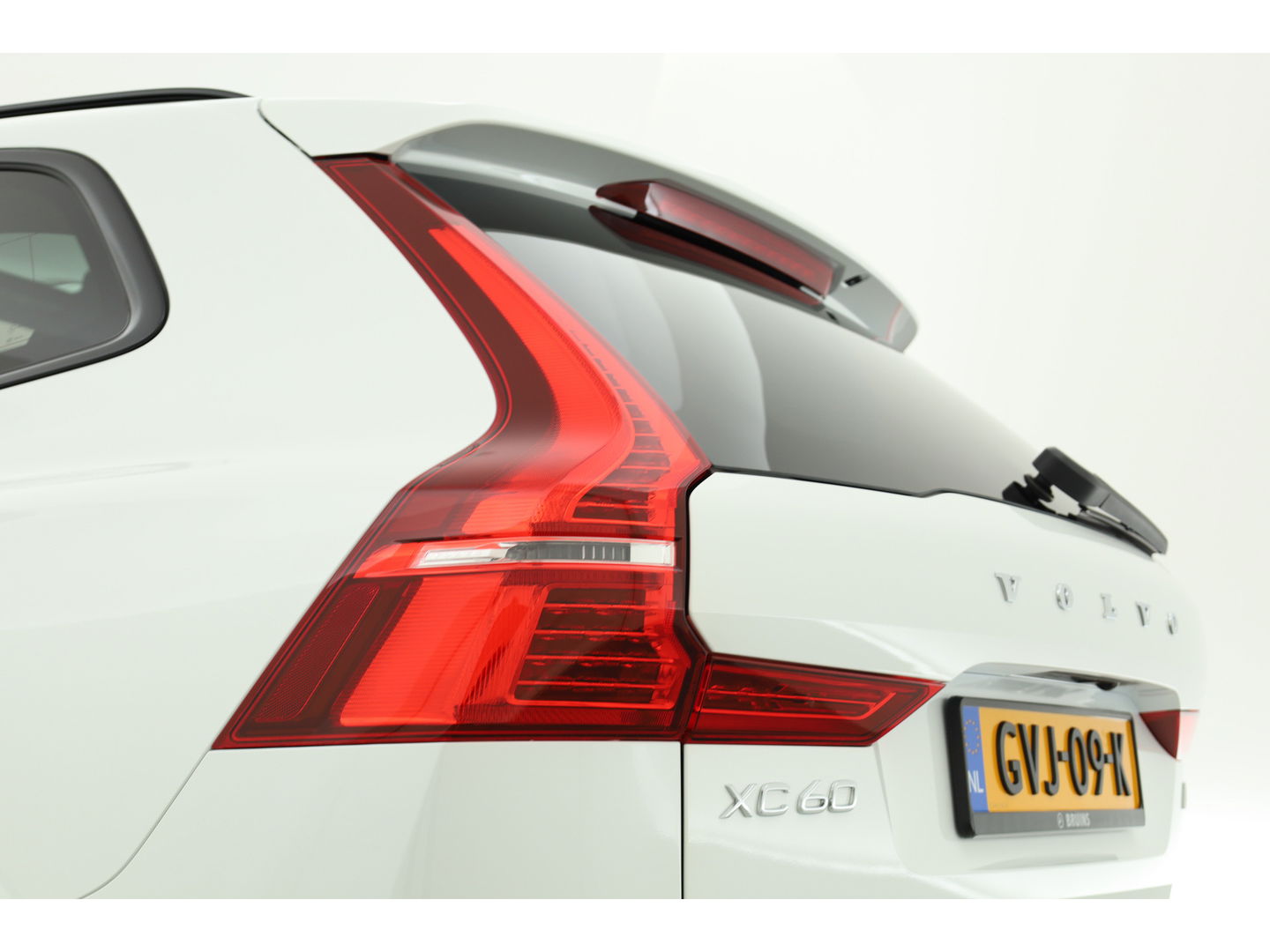 Volvo XC60 2.0 Recharge T6 AWD Plus Dark | Luchtvering | Pano | Trekhaak | 360cam | 21'' | Memory | H&K | Pilot Assist