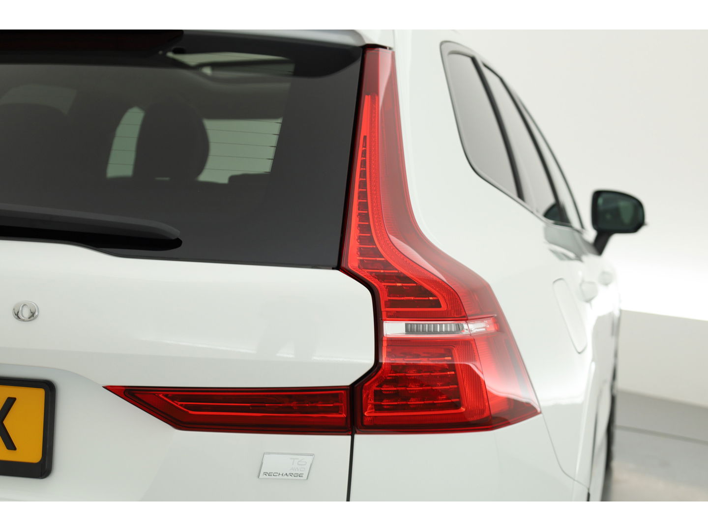 Volvo XC60 2.0 Recharge T6 AWD Plus Dark | Luchtvering | Pano | Trekhaak | 360cam | 21'' | Memory | H&K | Pilot Assist