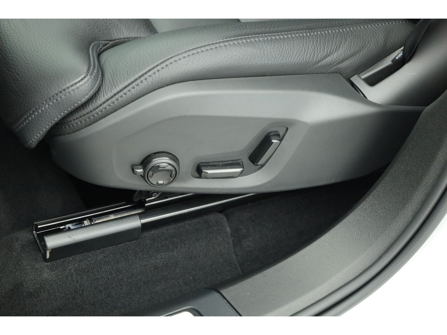 Volvo XC60 2.0 Recharge T6 AWD Plus Dark | Luchtvering | Pano | Trekhaak | 360cam | 21'' | Memory | H&K | Pilot Assist